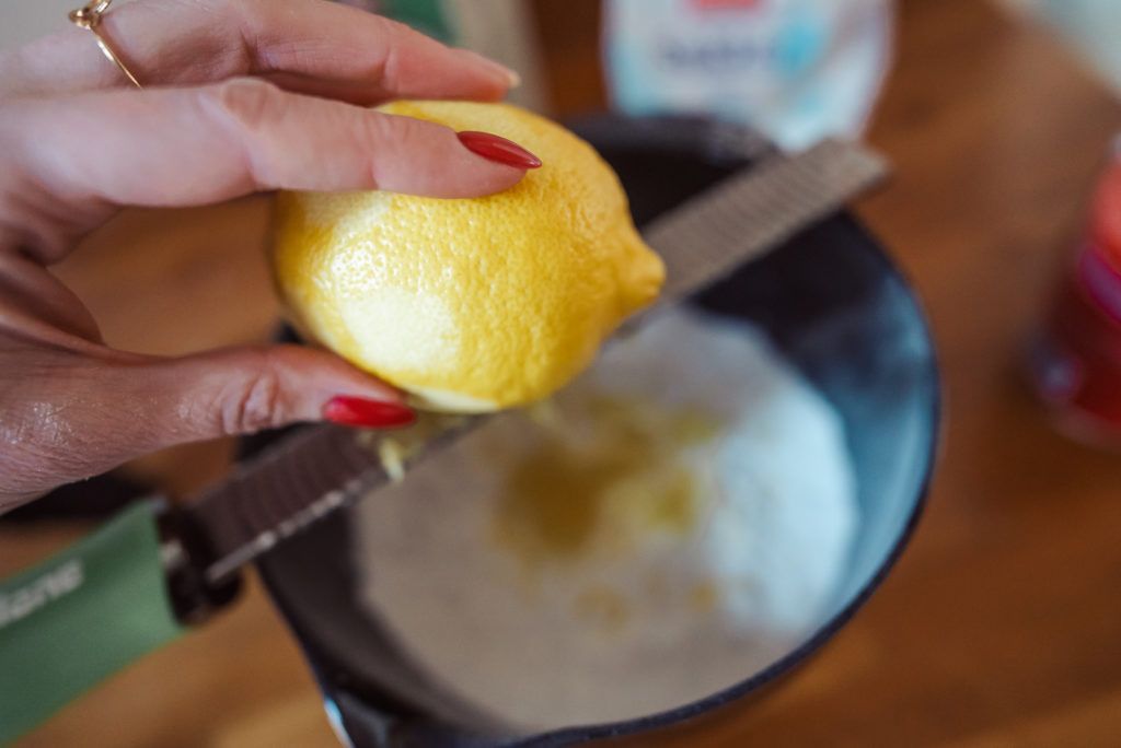 grating a lemon for sandnøtter