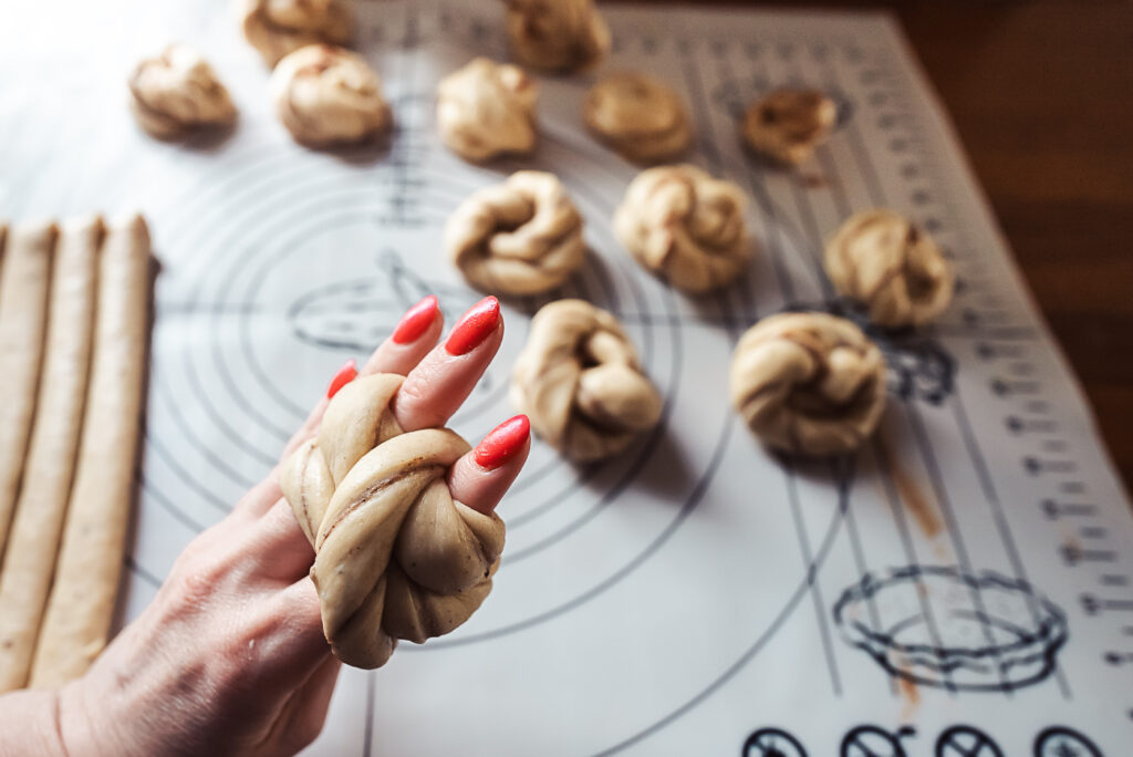 twisting kanelsnurrer cinnamon knots