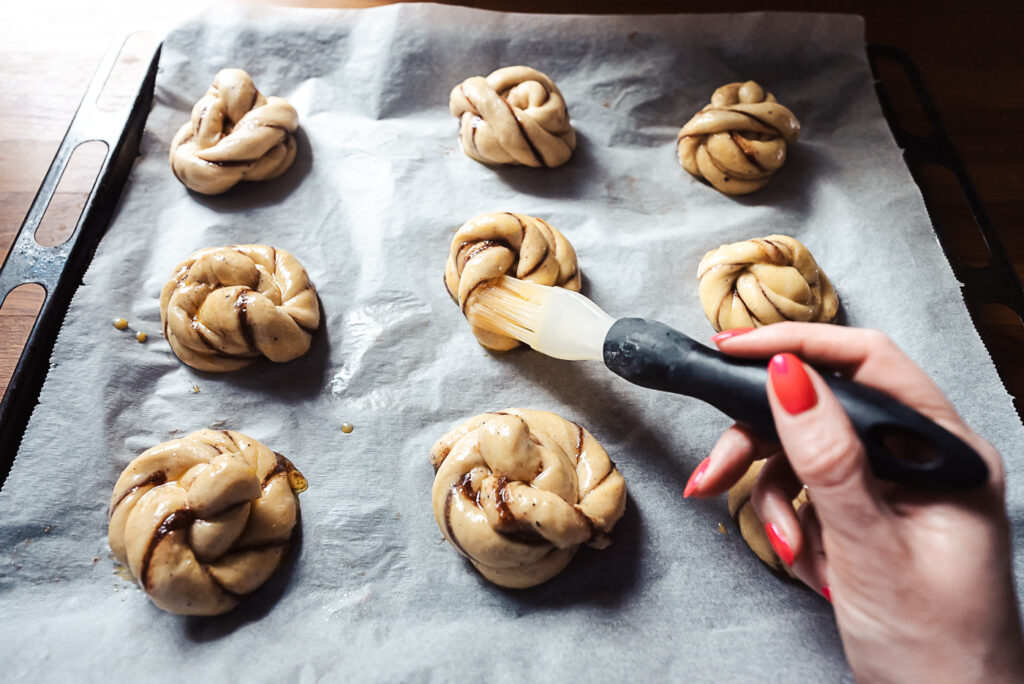 brushing kanelsnurrer with egg wash