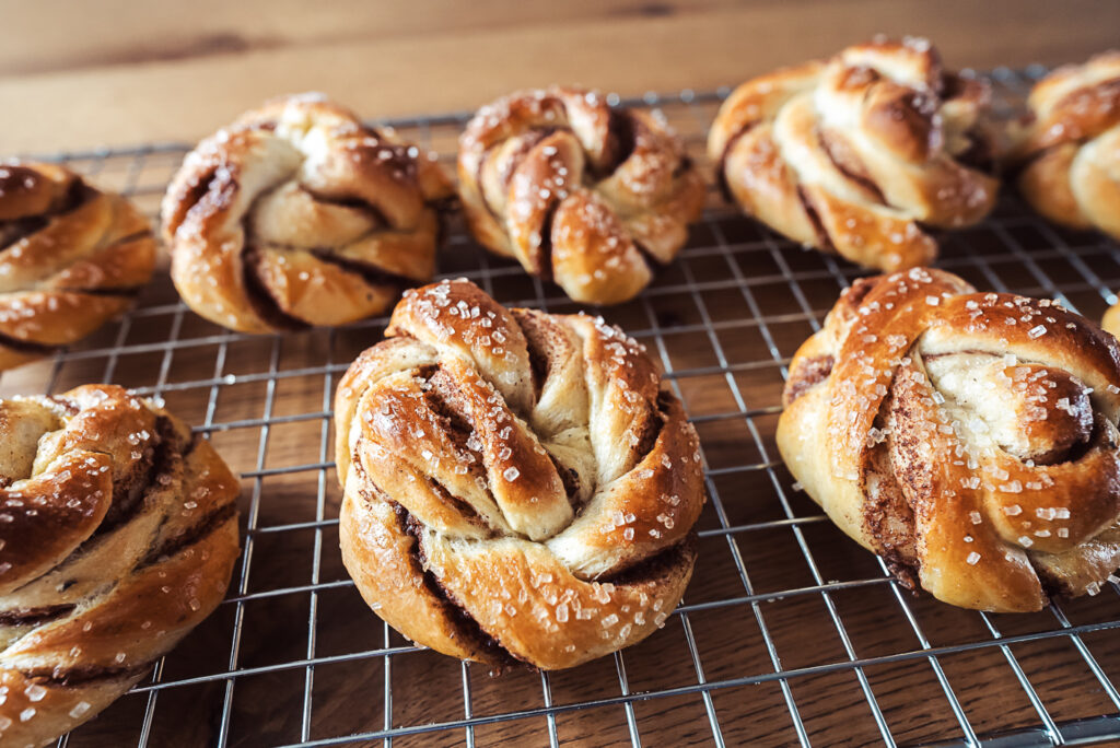 kanelsnurrer Norwegian cinnamon buns cooling on wire rack