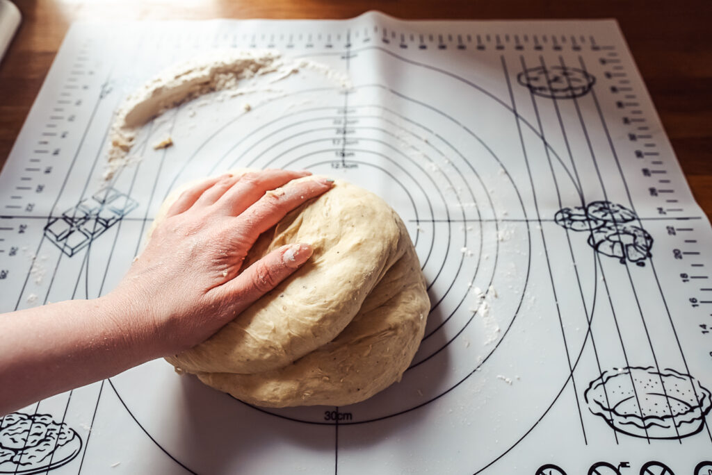 kneading kanelboller dough