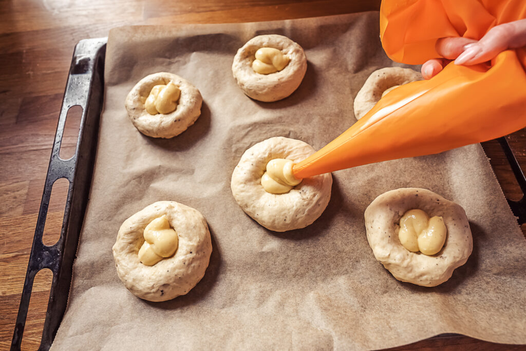 filling skoleboller with vanilla cream