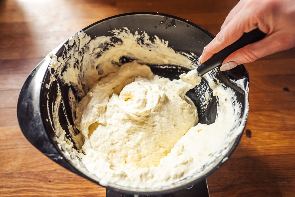 mixing cream filling for kvæfjord cake