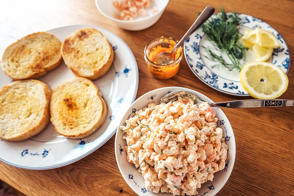 assembling toast skagen