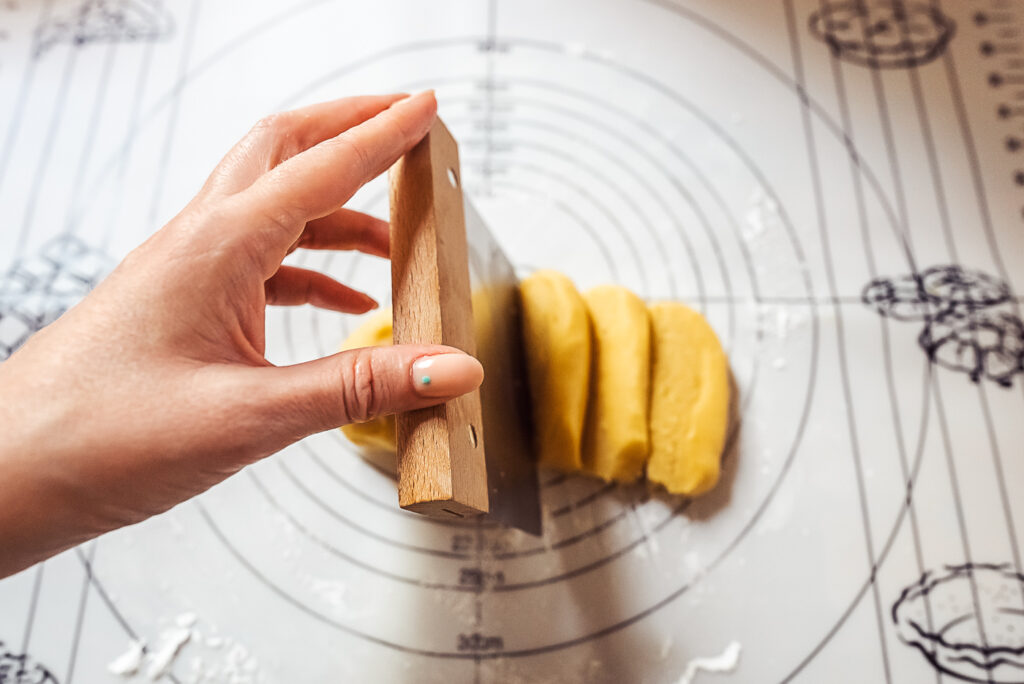 slicing dough for fyrstekake