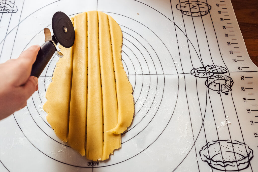 slicing fyrstekake dough