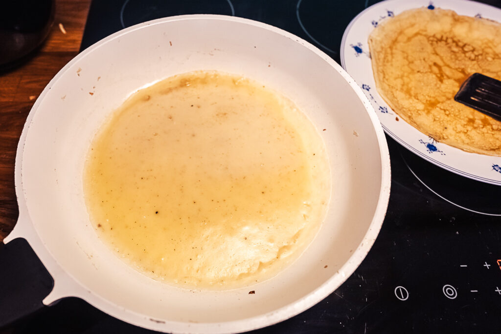 frying pandekager Danish pancakes