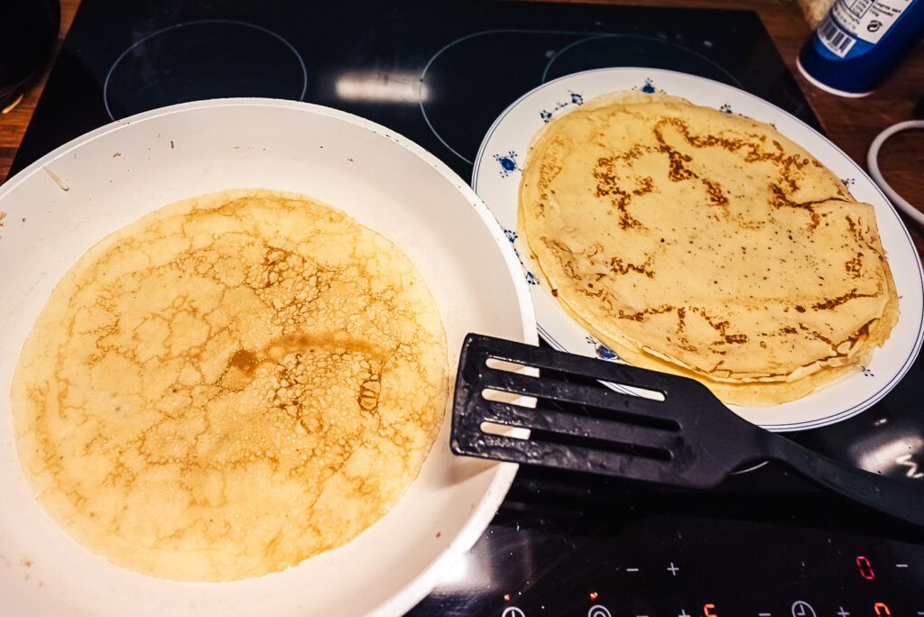 frying pandekager Danish pancakes