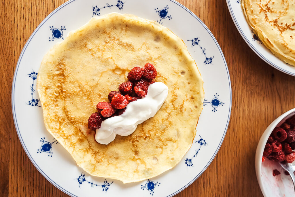 pandekager with berries and yoghurt