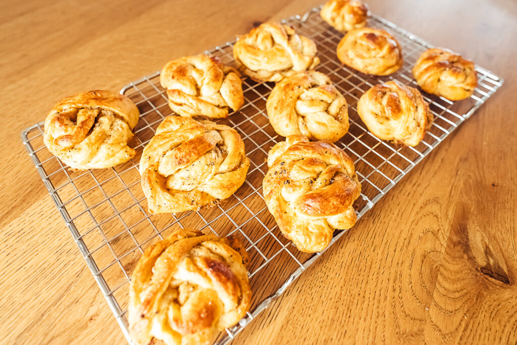 kardemummabullar cooling on wire rack