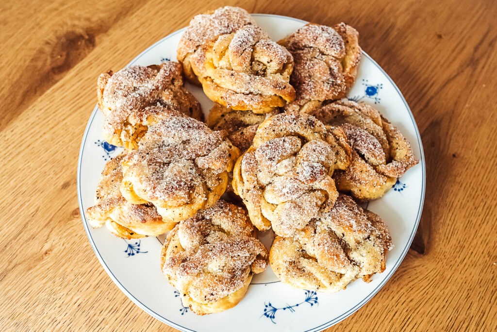 kardemummabullar Swedish cardamom buns on a plate