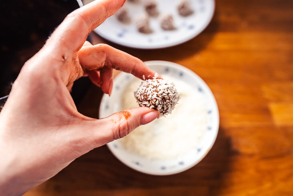 making havregrynskugler chocolate oatmeal balls