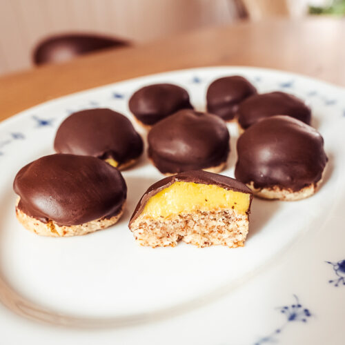 sarah bernhardt cookies with yellow egg cream