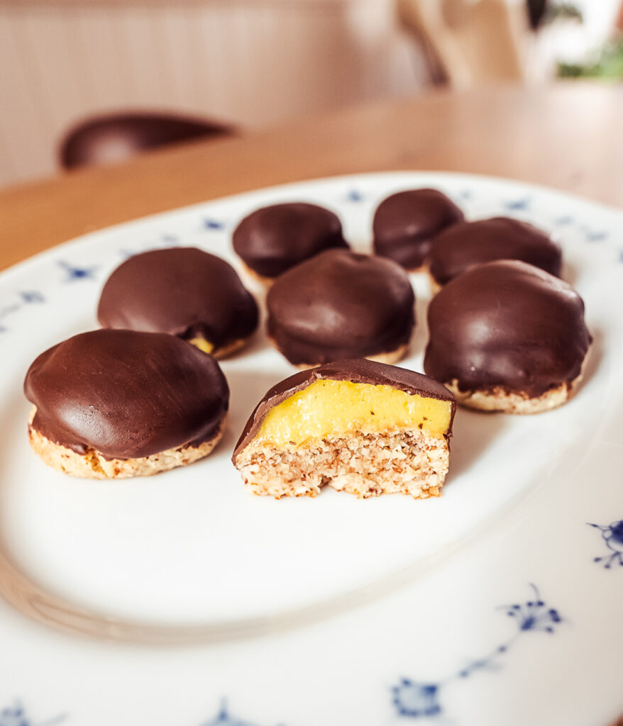 sarah bernhardt cookies with yellow egg cream