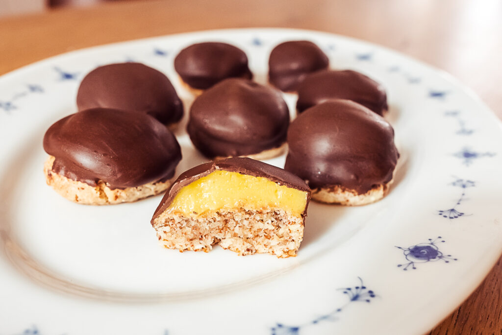 sarah bernhardt cookies with yellow egg cream