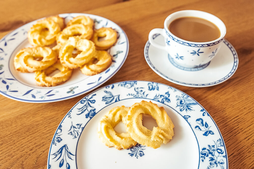 vaniljekranse Christmas cookies served with coffee
