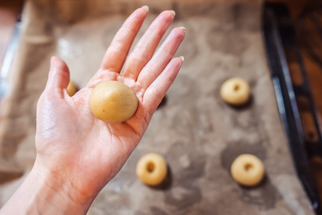 rolling out hallongrottor cookie dough