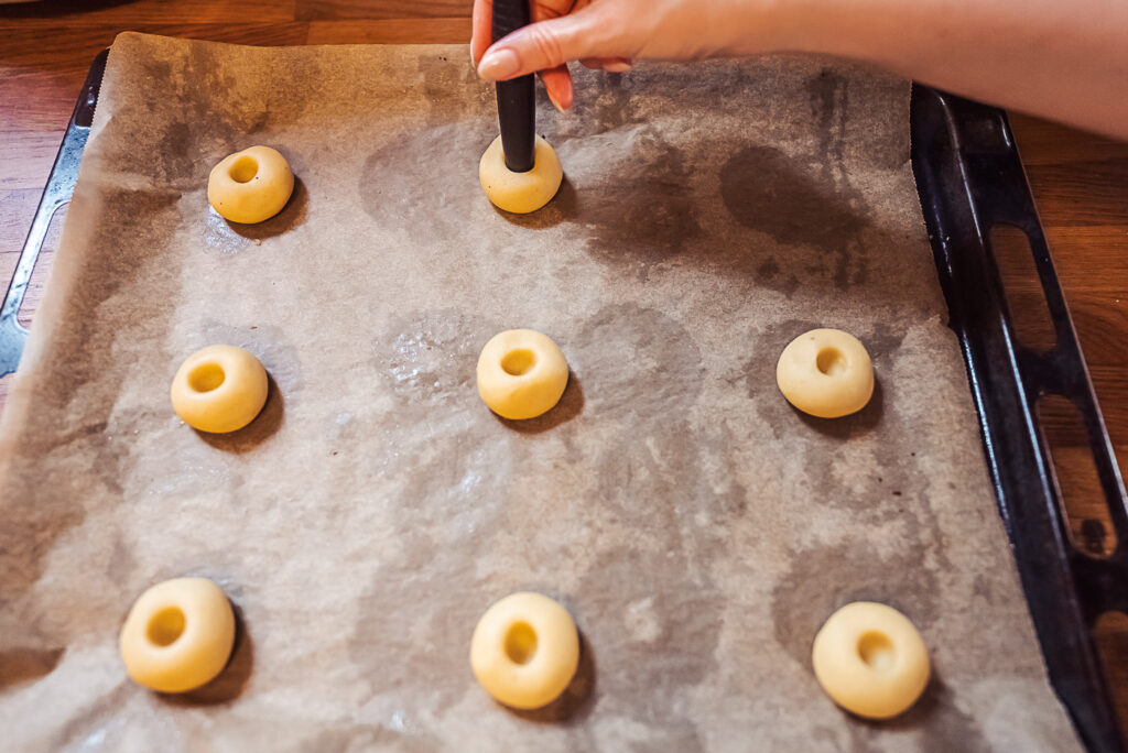 making caves in hallongrottor thumbprint cookies