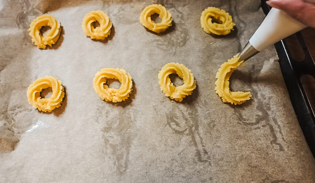 piping out danish vaniljekranse cookies