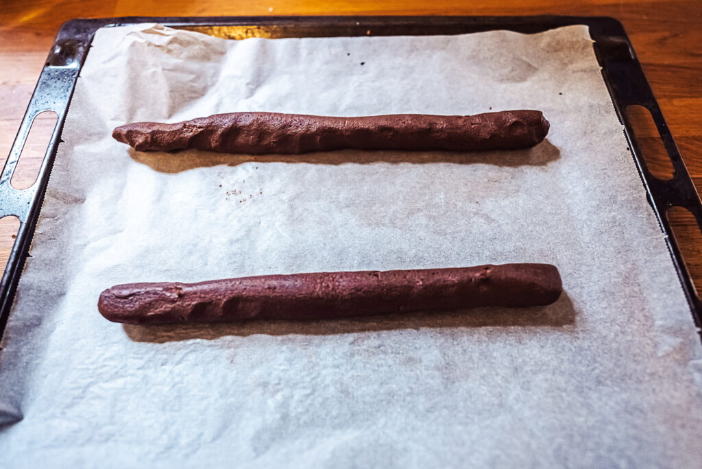 rolling out chokladsnittar dough