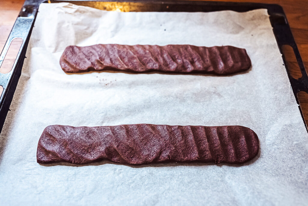 chokladsnittar dough on baking sheet