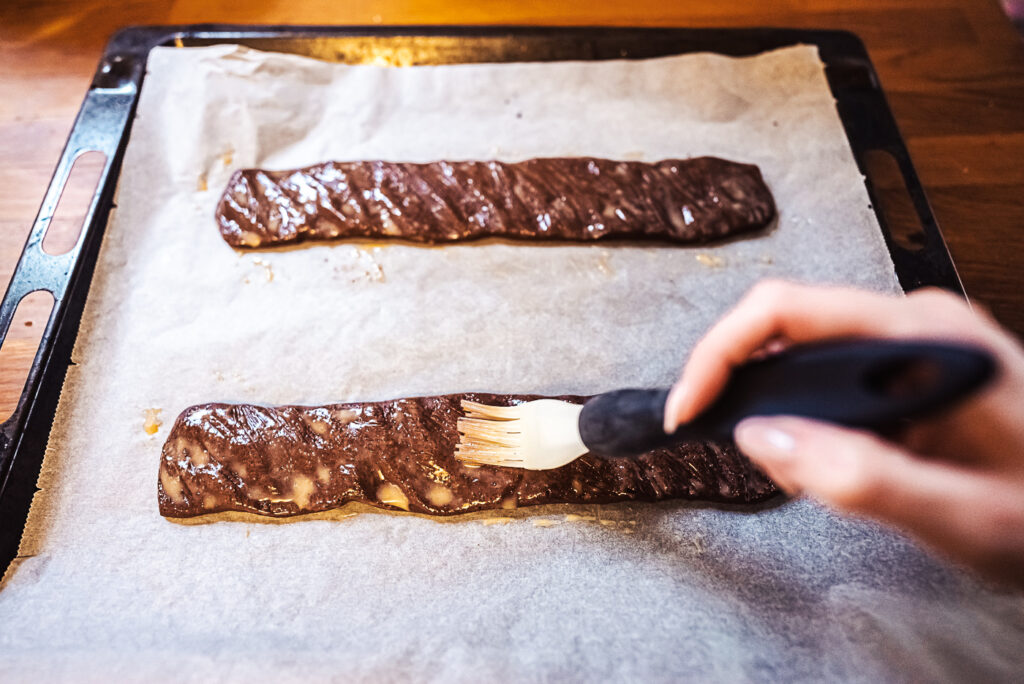 brushing chokladsnittar dough with egg wash