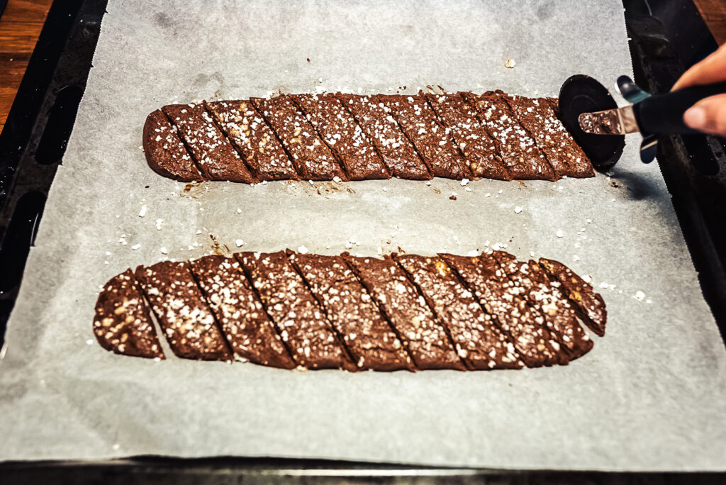slicing chokladsnittar swedish chocolate cookies