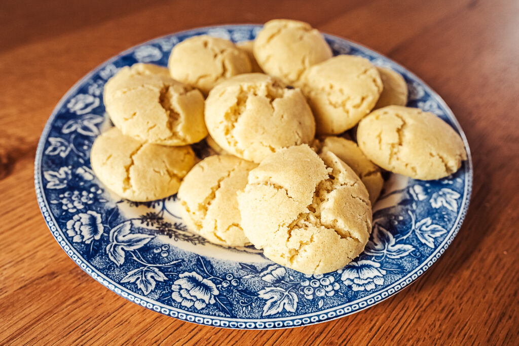 drömmar Swedish dream cookies on a plate