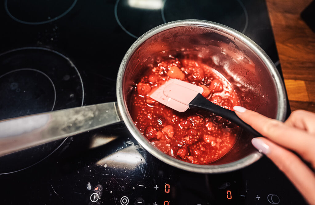 making raspberry sauce for riskrem