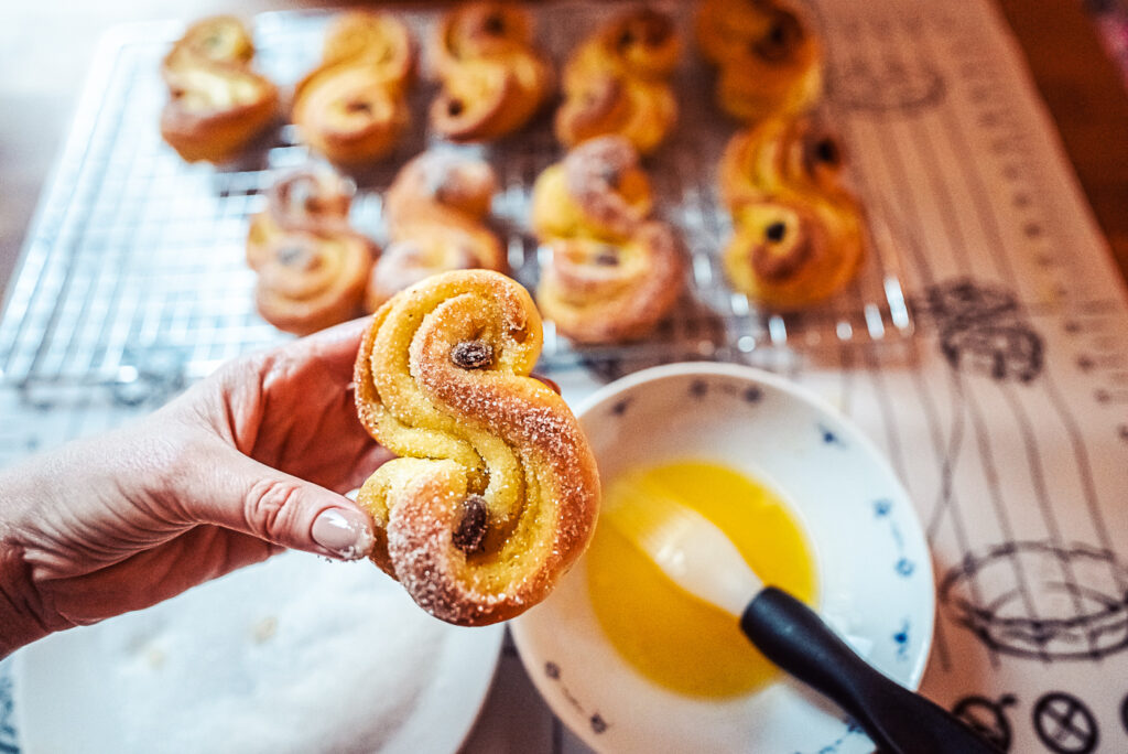 dipping st lucia buns in sugar