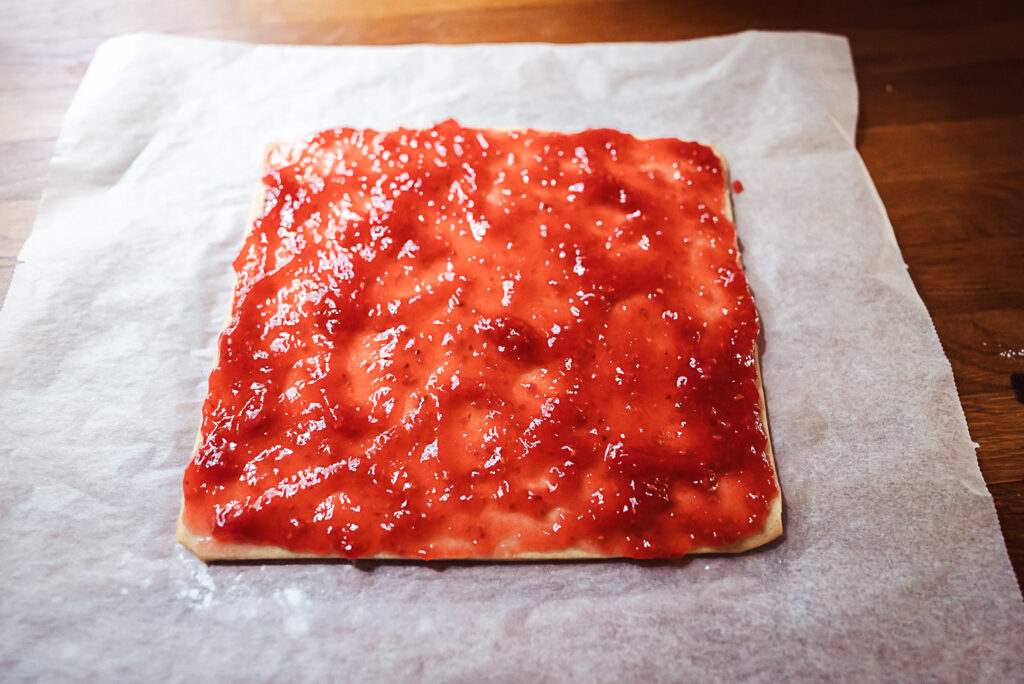 hindbærsnitter bottom layer covered in raspberry jam