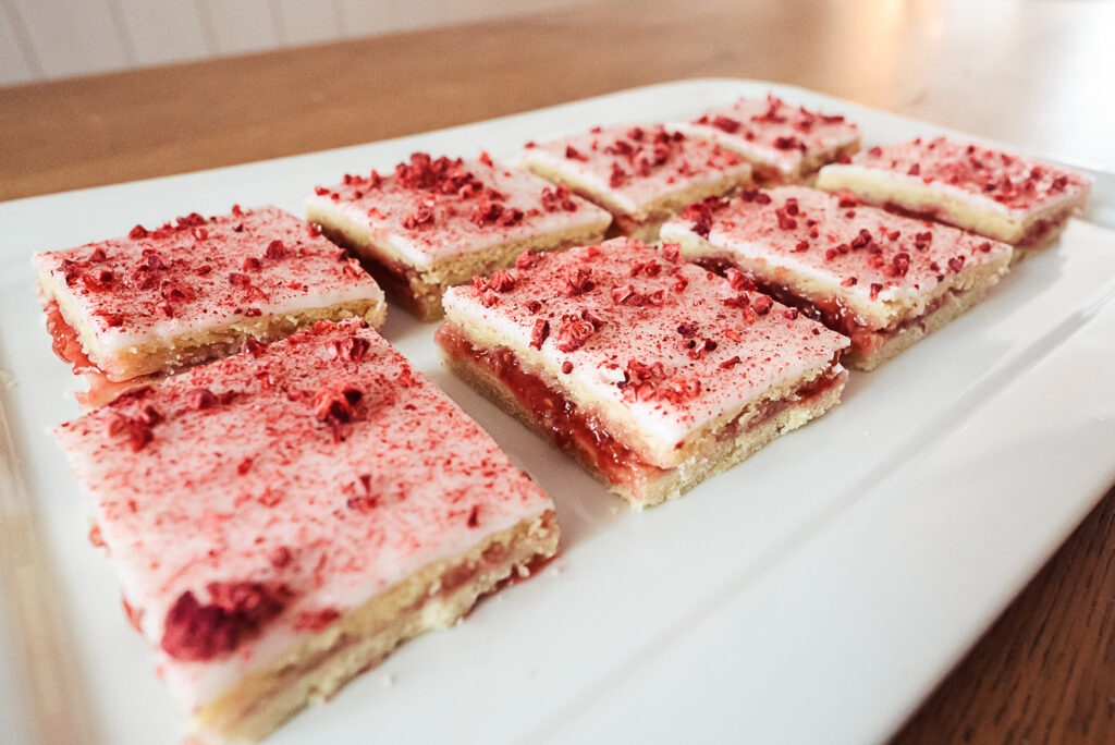 hindbærsnitter (Danish raspberry slices) cut into squares