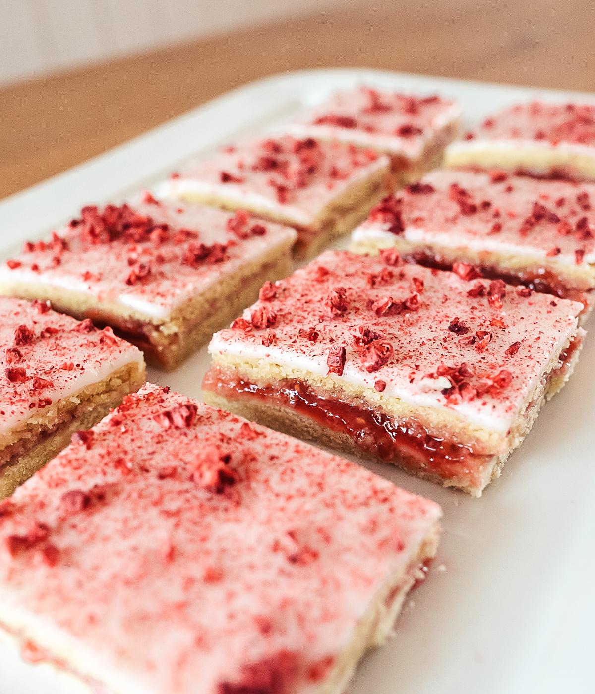 hindbærsnitter (Danish raspberry slices) cut into squares