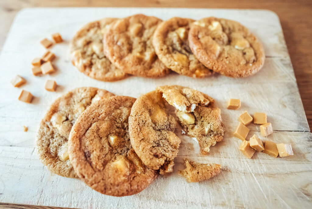 Norwegian brunost white chocolate cookies