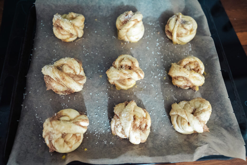 norwegian cinnamon buns filled with apple sauce