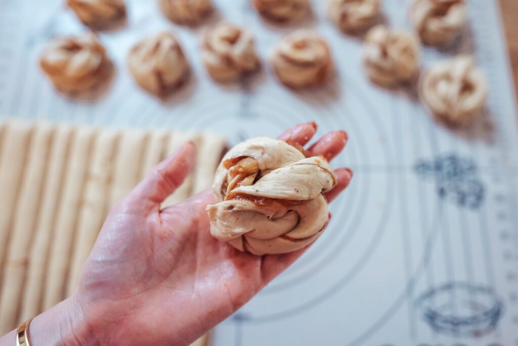 kanelsnurr cinnamon bun filled with apple sauce