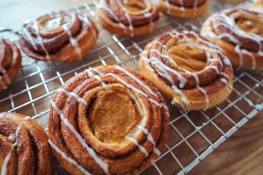 kanelsnurrer (Scandinavian cinnamon rolls) with pumpkin filling