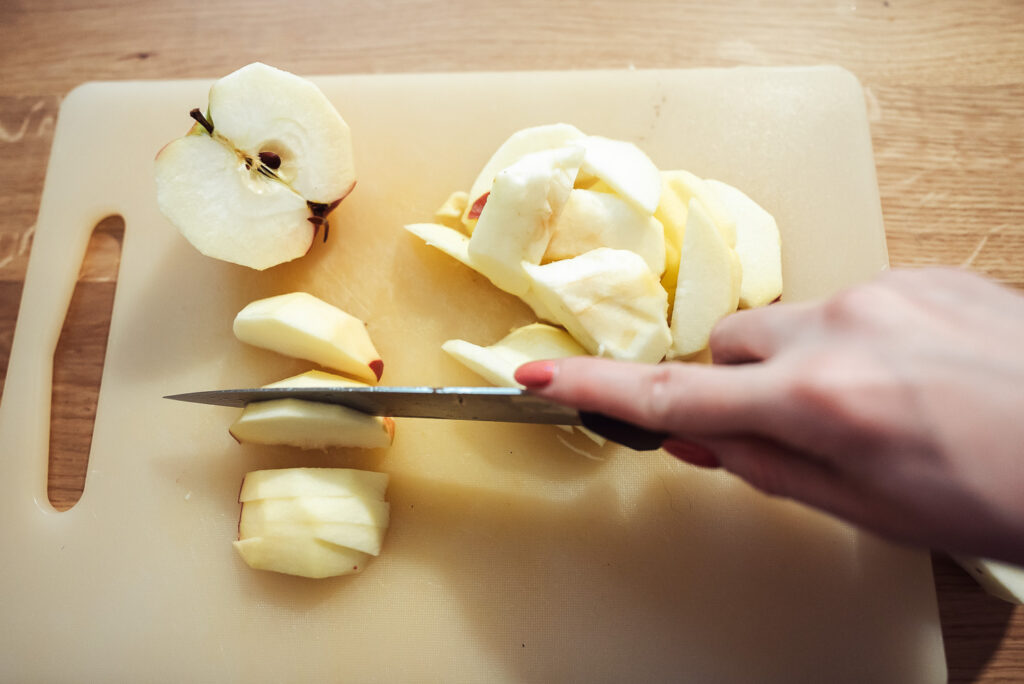 slicing apples