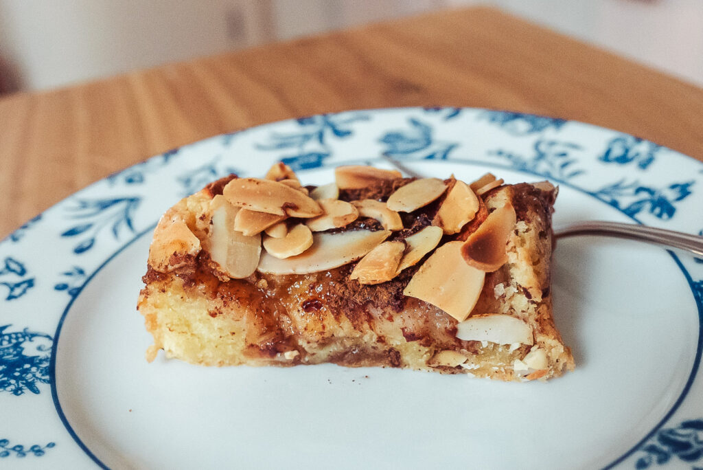 easy apple cake with almonds