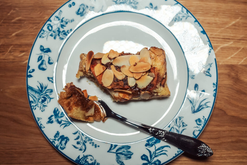 easy apple cake with almonds