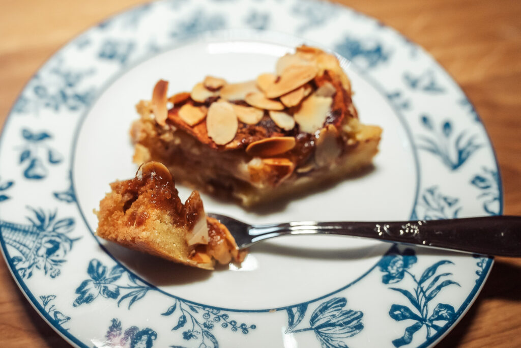 easy Norwegian apple cake with almonds