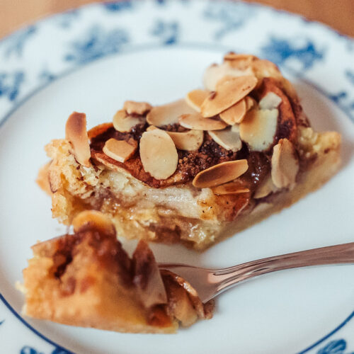 easy Norwegian apple cake with almonds