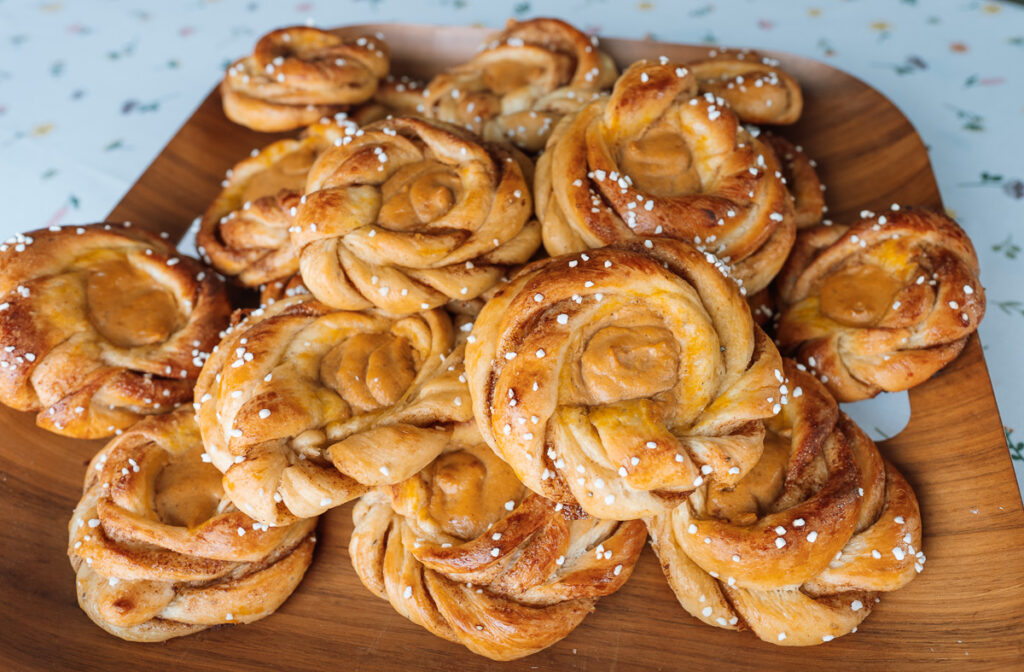 Norwegian cinnamon buns with pumpkin pie filling