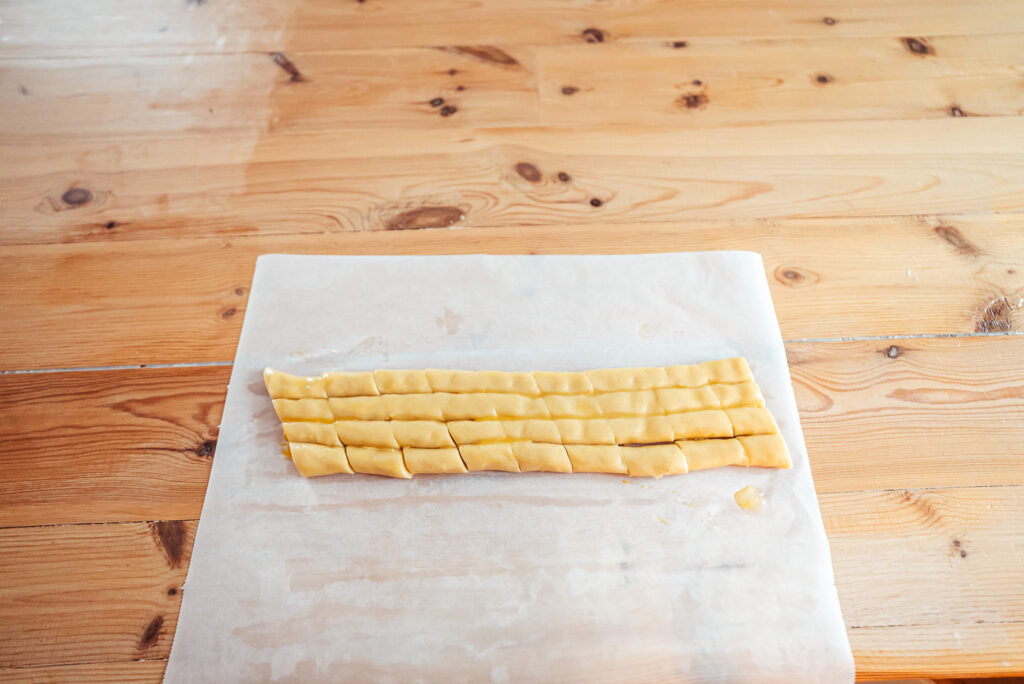 slicing finskbrød cookie dough into cookies
