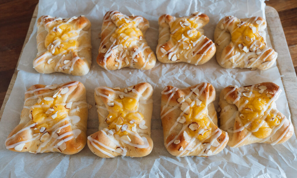 mandelboller - Norwegian almond buns with vanilla custard
