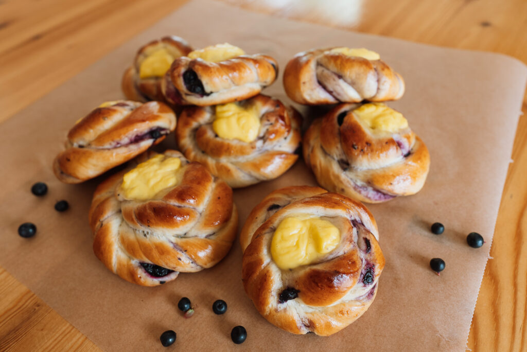 Norwegian blåbærboller - blueberry buns with vanilla cream
