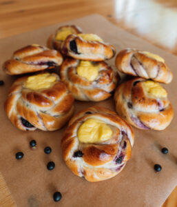 Norwegian blåbærboller - blueberry buns with vanilla cream