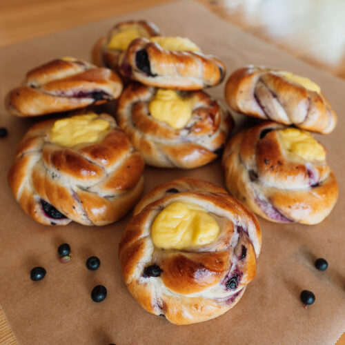 Norwegian blåbærboller - blueberry buns with vanilla cream